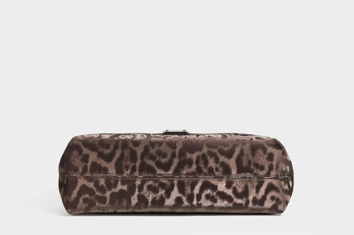 Locker fallende Hobo-Schultertasche mit Leopardenprint, glänzender Satinoptik, silberfarbenen Ringdetails und schmalem Schulterriemen