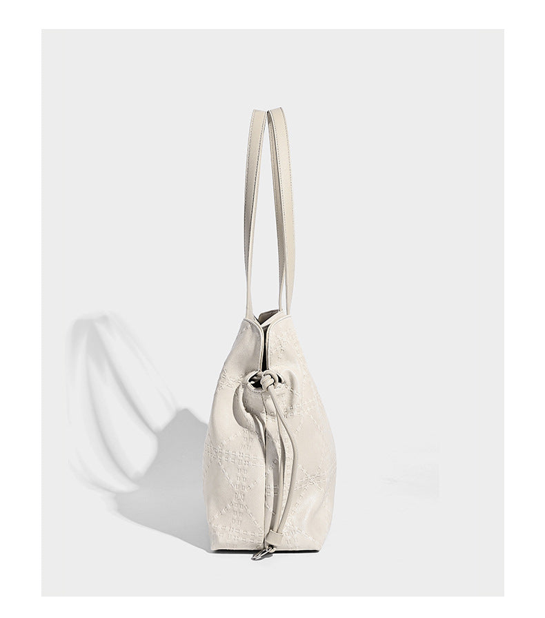 Große Tote-Schultertasche aus geprägtem Lederimitat in Elfenbein-Creme mit zwei langen Riemen, seitlicher Kordelraffung und abnehmbarem