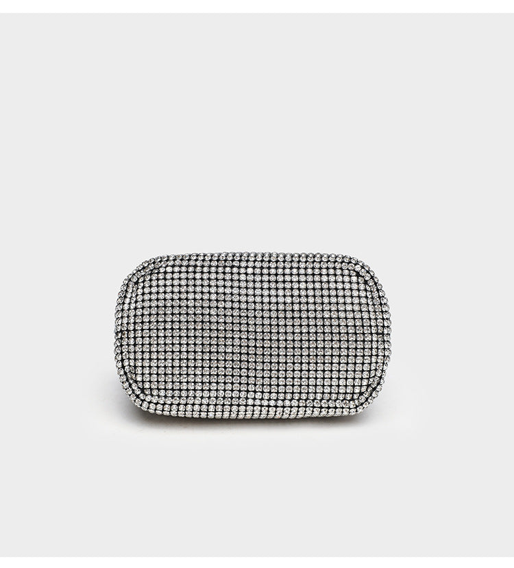 Kompakte Abendtasche mit durchgehendem Strassbesatz, silberfarbenem Metallrahmen, Strass-Tragegriff und abnehmbarer Kette