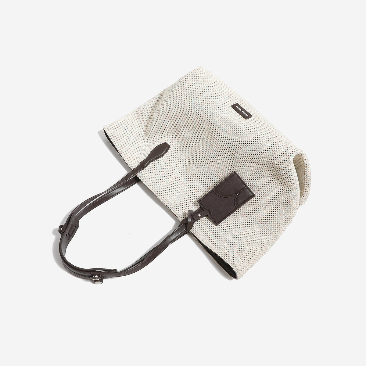 Geflochtene Tote-Bag in Creme mit dunkelbraunen Schulterriemen in Lederoptik und abnehmbarem Anhänger, Detailansicht 3