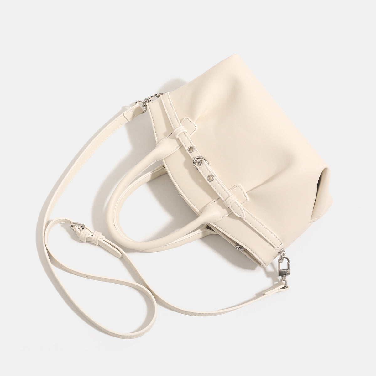 Mini-Trapeztasche aus glatter Lederoptik mit vorderem Riemen und Gürtelschnalle, zwei Tragegriffen und abnehmbarem, Detailansicht