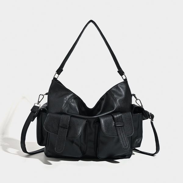 Große schwarze Hobo-Tasche in Lederoptik mit mehreren äußeren Vordertaschen, silberfarbenen Metalldetails sowie wandelbarem Schulter- und