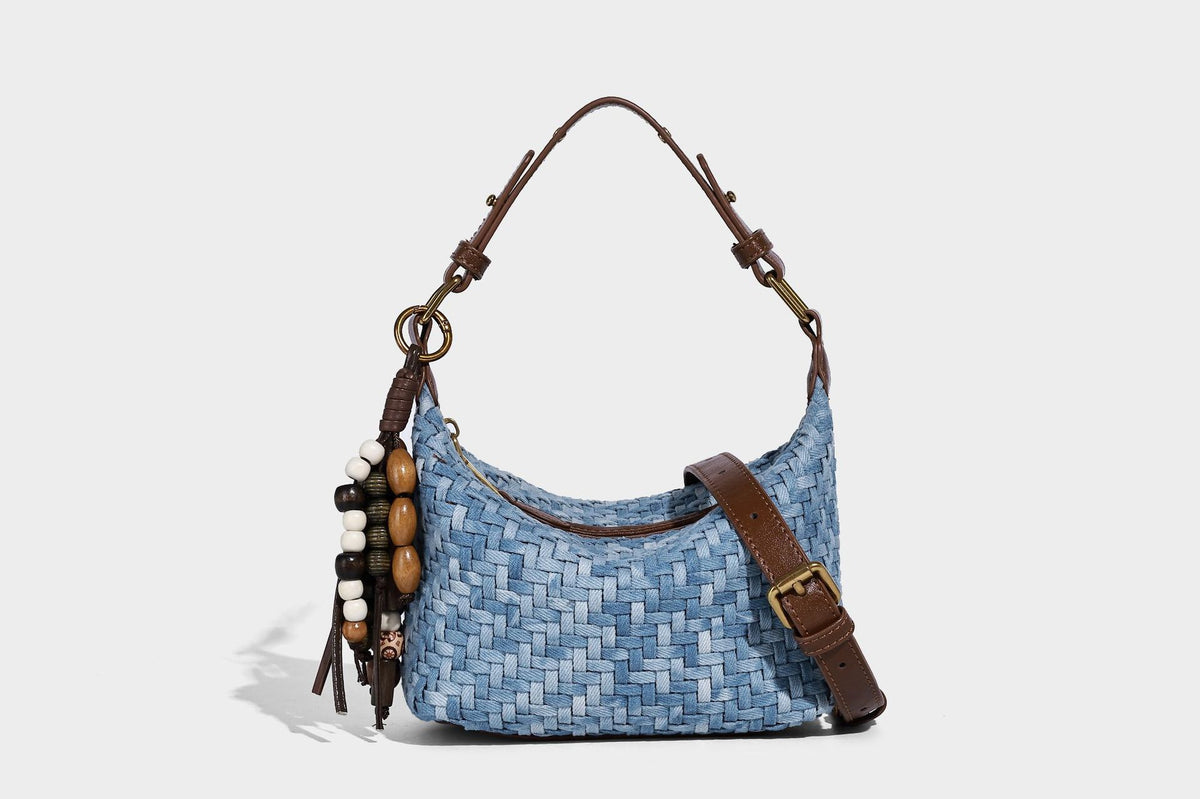 Hellblaue gewebte Hobo-Bag mit Besatz aus braunem Lederimitat, antikgoldfarbenen Beschlägen, verstellbarem Crossbody-Riemen und Perlen