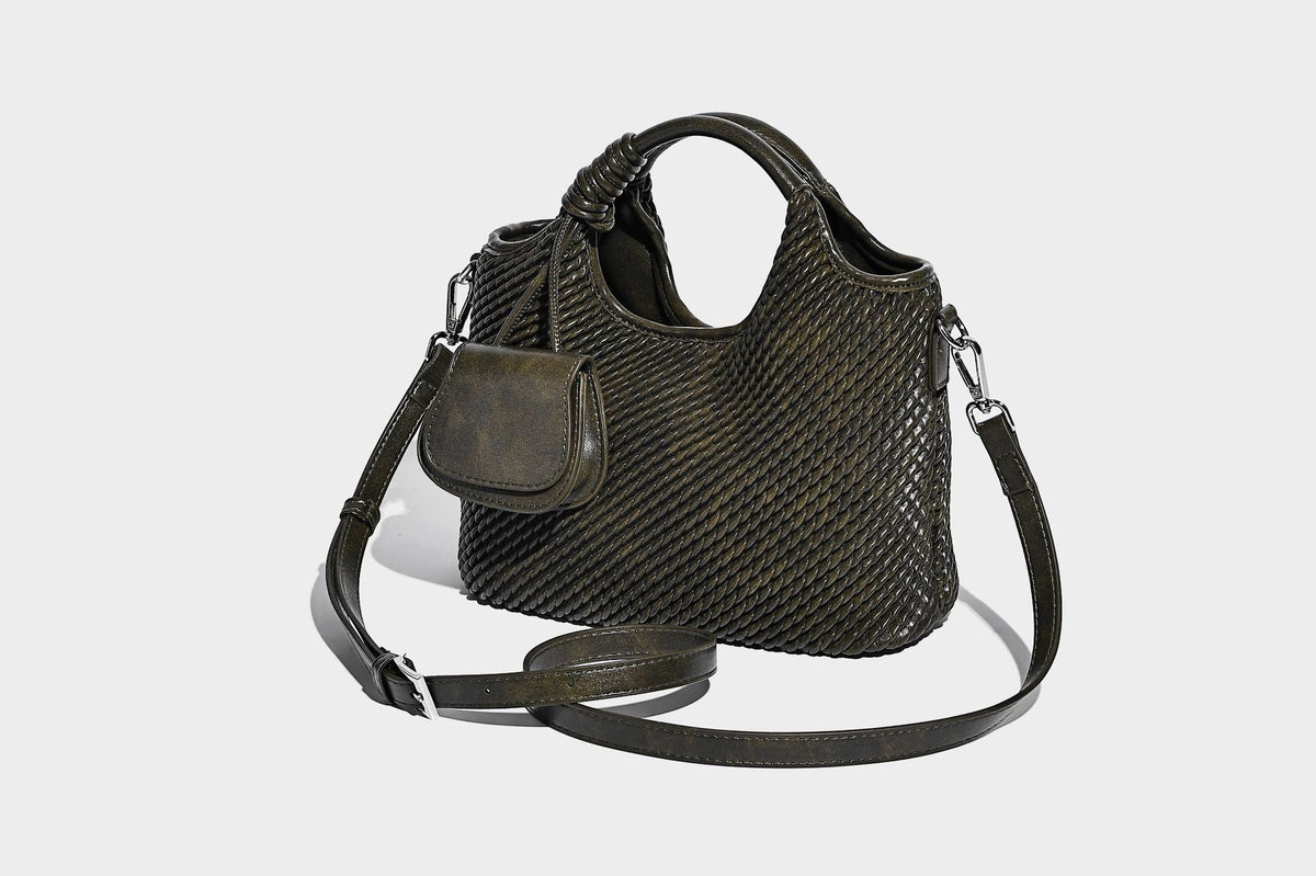 Strukturierte Beuteltasche mit Webstruktur, geknotetem Tragegriff, vorderer Klappentasche und abnehmbarem Crossbody-Riemen in Silberoptik
