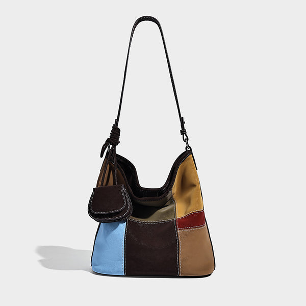 Lässig weich fallende Patchwork-Beuteltasche mit dunkelbraunen, cognacfarbenen, senfgelben, olivgrünen, roten und hellblauen Einsätzen sowie Kontrastnähten