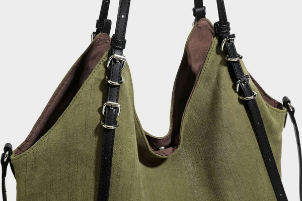Übergroße, weich fallende Hobo-Schultertasche in Olivgrün mit langen Doppelriemen in Lederoptik, silberfarbenen Schnallenbeschlägen und