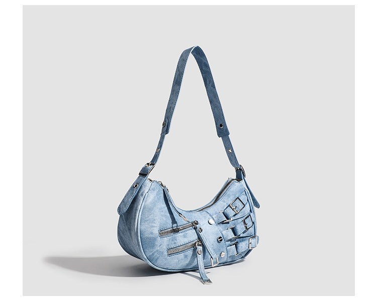 Glänzende schwarze sichelförmige Hobo-Schultertasche mit übereinander angeordneten Gürtelschnallen, silbernen Nieten und zwei vorderen Reißverschlusstaschen, Detailansicht 14