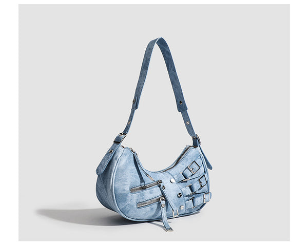 Glänzende schwarze sichelförmige Hobo-Schultertasche mit übereinander angeordneten Gürtelschnallen, silbernen Nieten und zwei vorderen Reißverschlusstaschen, Detailansicht 14