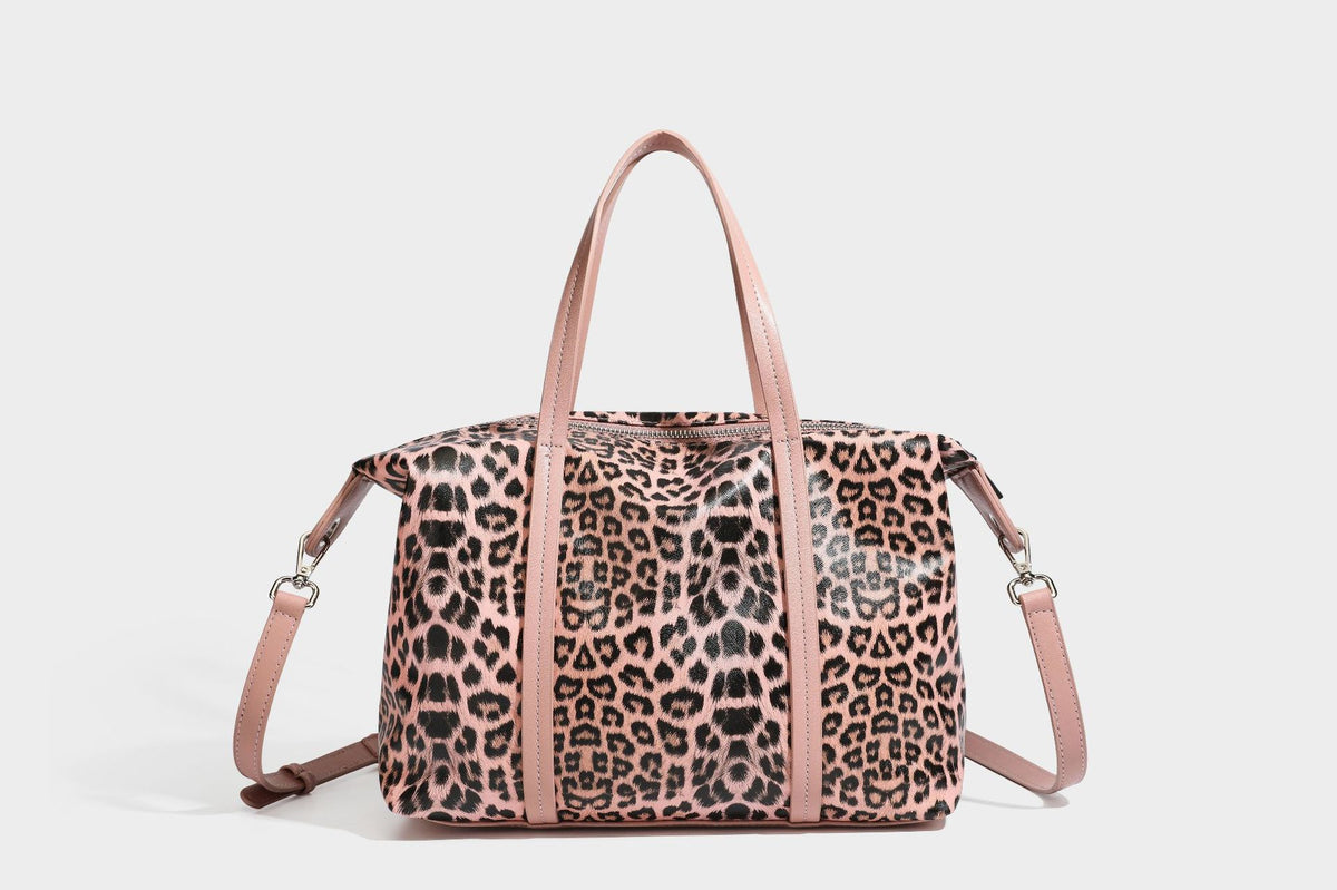 Tote-Bag in glänzender Lederoptik mit Leopardenmuster, schwarzen Besätzen, Reißverschluss oben und zwei Schultergriffen, Detailansicht 30