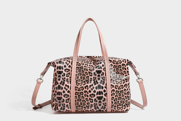 Tote-Bag in glänzender Lederoptik mit Leopardenmuster, schwarzen Besätzen, Reißverschluss oben und zwei Schultergriffen, Detailansicht 30