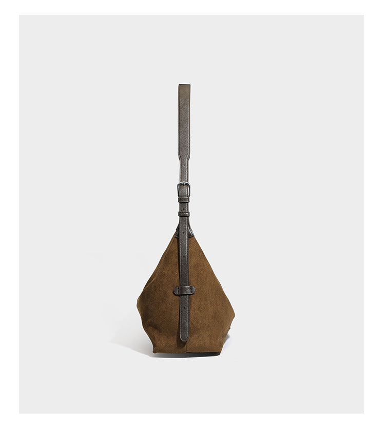 Lässige Hobo-Schultertasche mit matter brauner Wildlederoptik, dunklen glatten Besätzen, Reißverschluss oben und langem, verstellbarem