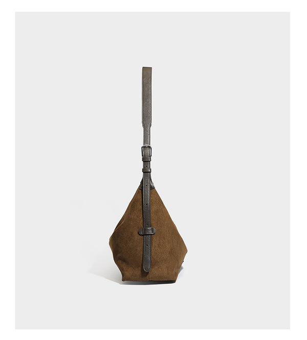 Lässige Hobo-Schultertasche mit matter brauner Wildlederoptik, dunklen glatten Besätzen, Reißverschluss oben und langem, verstellbarem