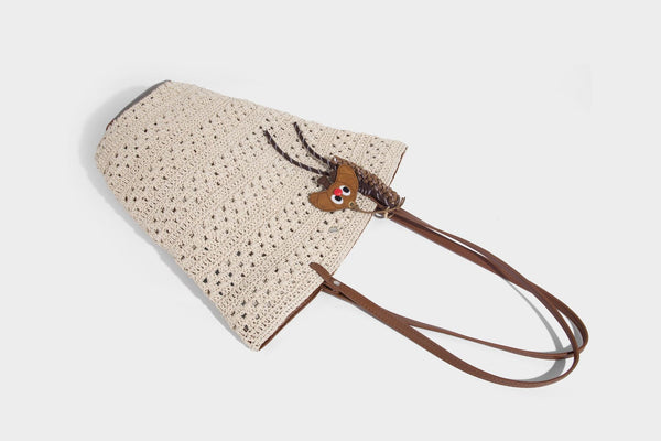 Grobmaschig gehäkelte Tote-Bag mit Schulterriemen in brauner Lederoptik und Besatz am Boden, Detailansicht 20