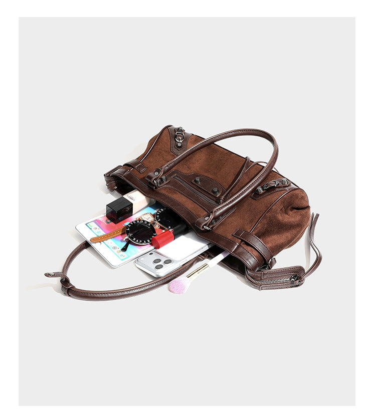 Strukturierte Vintage-Schultertasche im Moto-Stil mit matten Einsätzen in Velourslederoptik, Besatz in Lederoptik, dunkel silberfarbenen Nieten und vorderem Reißverschluss