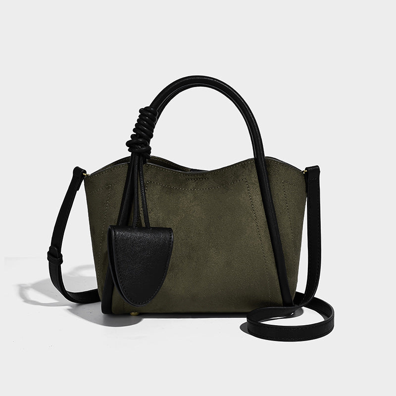 Kleine, strukturierte Tote-Bag mit offenem Oberteil aus dunkelbrauner, matter Wildlederoptik, schwarzen geknoteten Tragegriffen und angesetztem Frontdetail