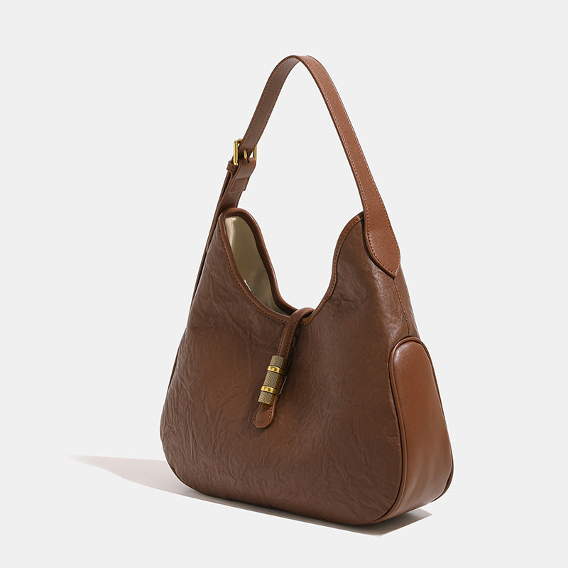 Weich fallende, tropfenförmige Schultertasche mit geknautschter lederähnlicher Oberfläche, goldfarbenem Riegelverschluss und verstellbarem Riemen, Detailansicht 3