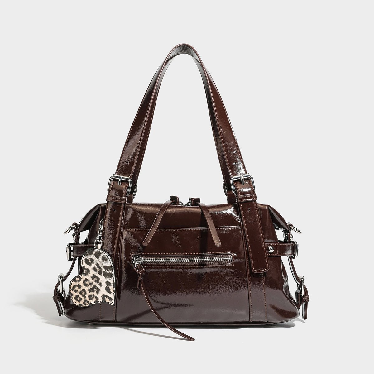Strukturierte Schultertasche in glänzender Lederoptik mit abgerundeter Form, silberfarbenen Beschlägen, vorderer Reißverschlusstasche und Leopardenmuster