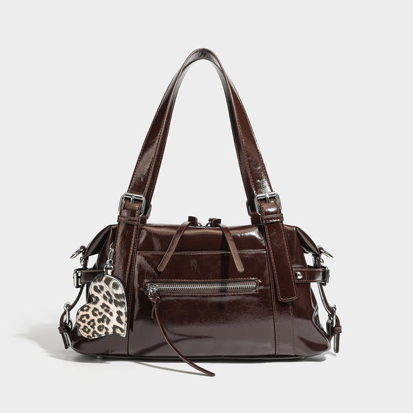 Strukturierte Schultertasche in glänzender Lederoptik mit abgerundeter Form, silberfarbenen Beschlägen, vorderer Reißverschlusstasche und Leopardenmuster