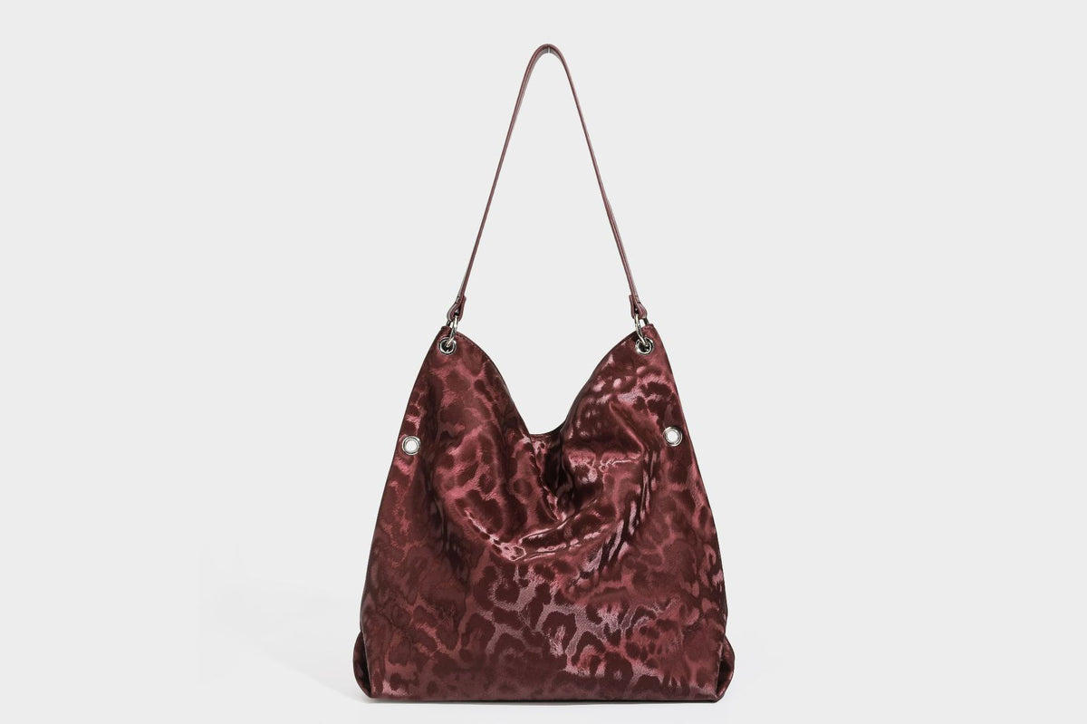 Locker fallende Hobo-Schultertasche mit Leopardenprint, glänzender Satinoptik, silberfarbenen Ringdetails und schmalem Schulterriemen