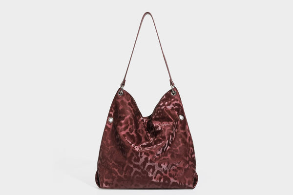 Locker fallende Hobo-Schultertasche mit Leopardenprint, glänzender Satinoptik, silberfarbenen Ringdetails und schmalem Schulterriemen