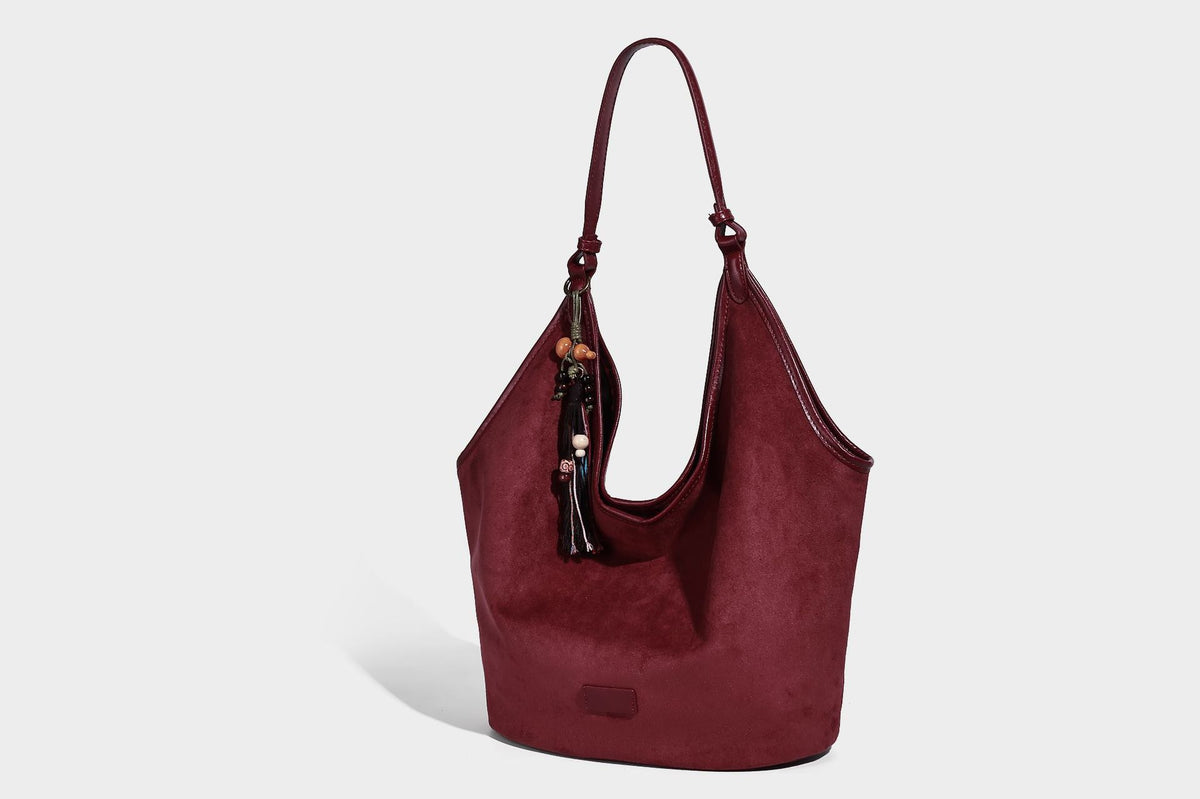 Lässig fallende matte Hobo-Schultertasche in Wildlederoptik mit offenem oberen Rand und optionalem Quasten- und Perlenanhänger, Detailansicht 26