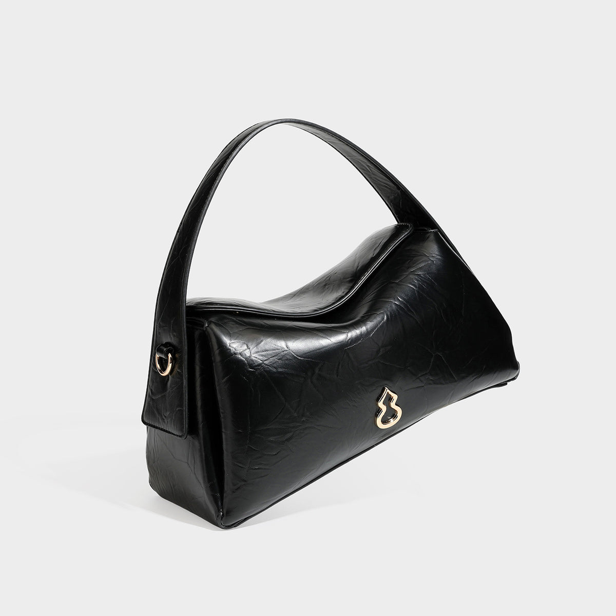 Glänzende, geknautschte Trapez-Schultertasche mit Überschlagverschluss, goldfarbenen Logo-Beschlägen, Tragegriff und abnehmbarem, verstellbarem Schulterriemen