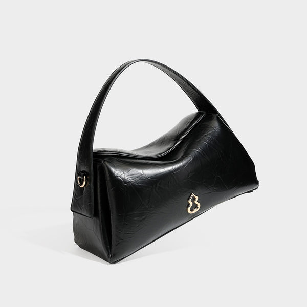 Glänzende, geknautschte Trapez-Schultertasche mit Überschlagverschluss, goldfarbenen Logo-Beschlägen, Tragegriff und abnehmbarem, verstellbarem Schulterriemen