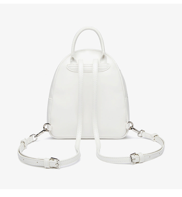 Kleine kuppelförmige Mini-Rucksackhandtasche in Pastellgelb mit glatter Lederoptik, oberem Bogenreißverschluss und silberfarbenen Details, Detailansicht