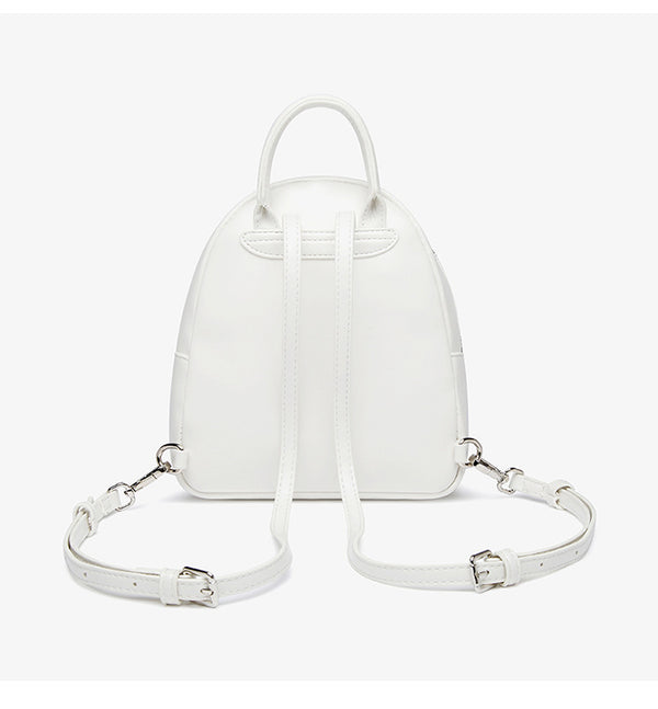 Kleine kuppelförmige Mini-Rucksackhandtasche in Pastellgelb mit glatter Lederoptik, oberem Bogenreißverschluss und silberfarbenen Details, Detailansicht
