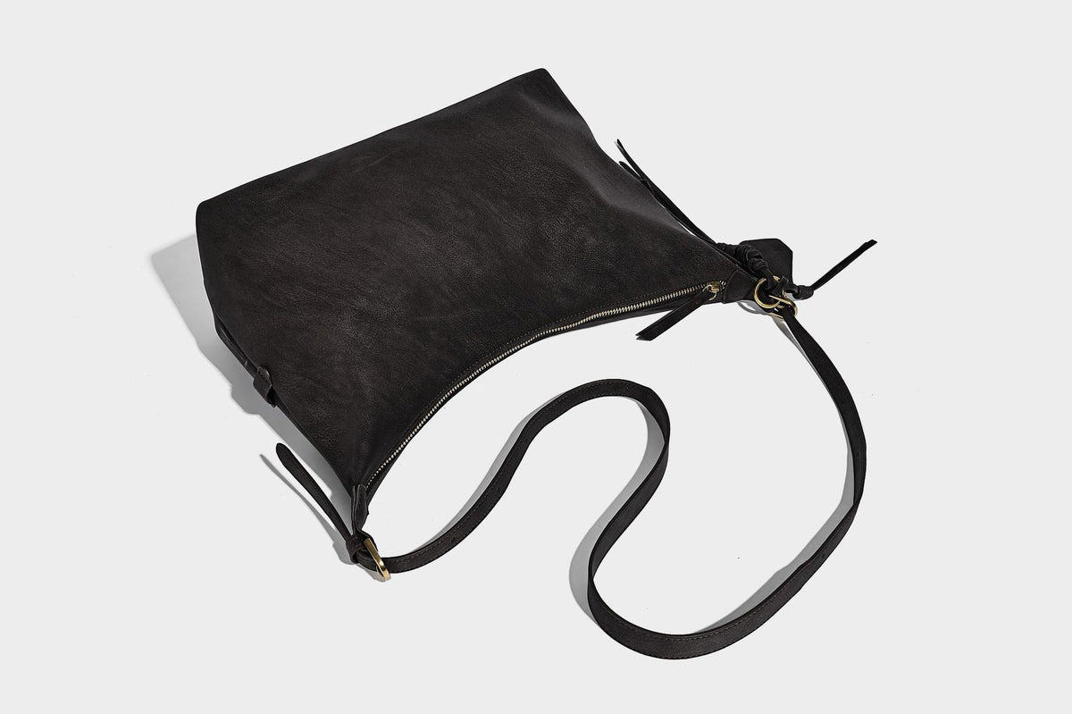 Lässig fallende Hobo-Schultertasche mit matter Oberfläche, Quastenbesatz und goldfarbenen Metallbeschlägen, Detailansicht 32