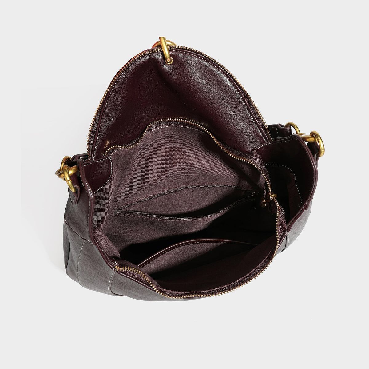 Lässige halbmondförmige Hobo-Schultertasche in Dunkelbraun mit goldfarbenem Ring und Kettenglied-Beschlägen sowie Reißverschluss oben, Detailansicht