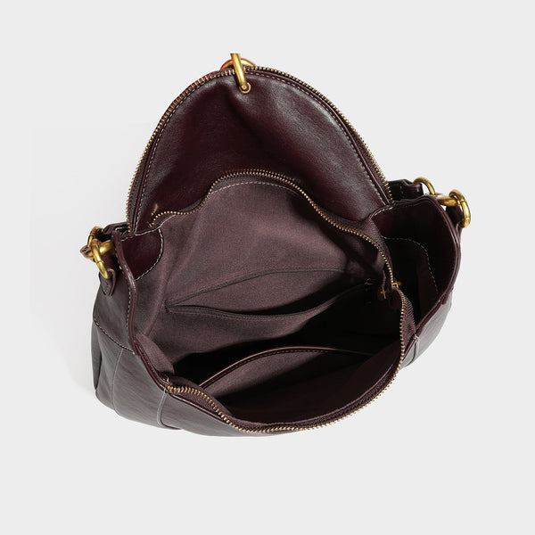 Lässige halbmondförmige Hobo-Schultertasche in Dunkelbraun mit goldfarbenem Ring und Kettenglied-Beschlägen sowie Reißverschluss oben, Detailansicht