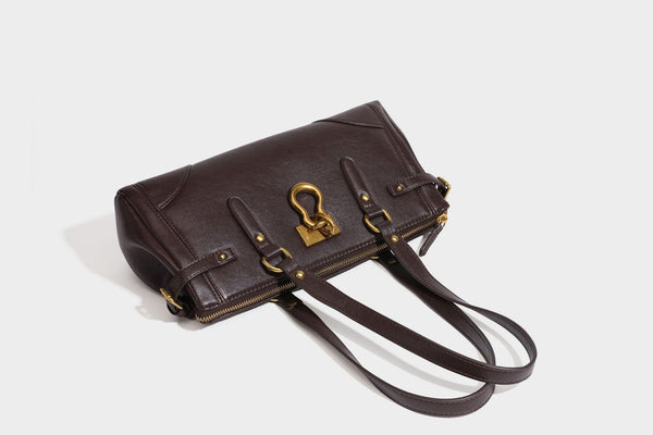 Strukturierte dunkelbraune Satchel-Tote in Lederoptik mit Ringverschluss in Antikgold-Optik, zwei Henkeln und seitlichem Riemen mit Schnalle