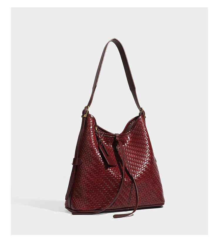 Lässig gewebte Schultertasche in Lederoptik mit Bindebandverschluss, goldfarbenen Metalldetails und einem Schulterriemen, Detailansicht 22