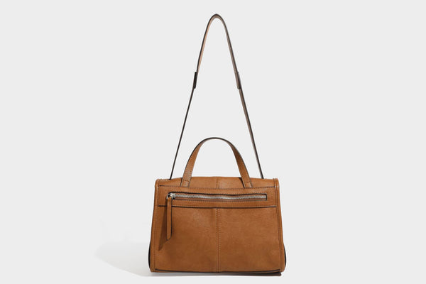 Strukturierte Satchel-Tasche mit Überschlag aus dunkelbrauner, glänzender Lederoptik, kurzem Tragegriff und langem, verstellbarem Schulterriemen