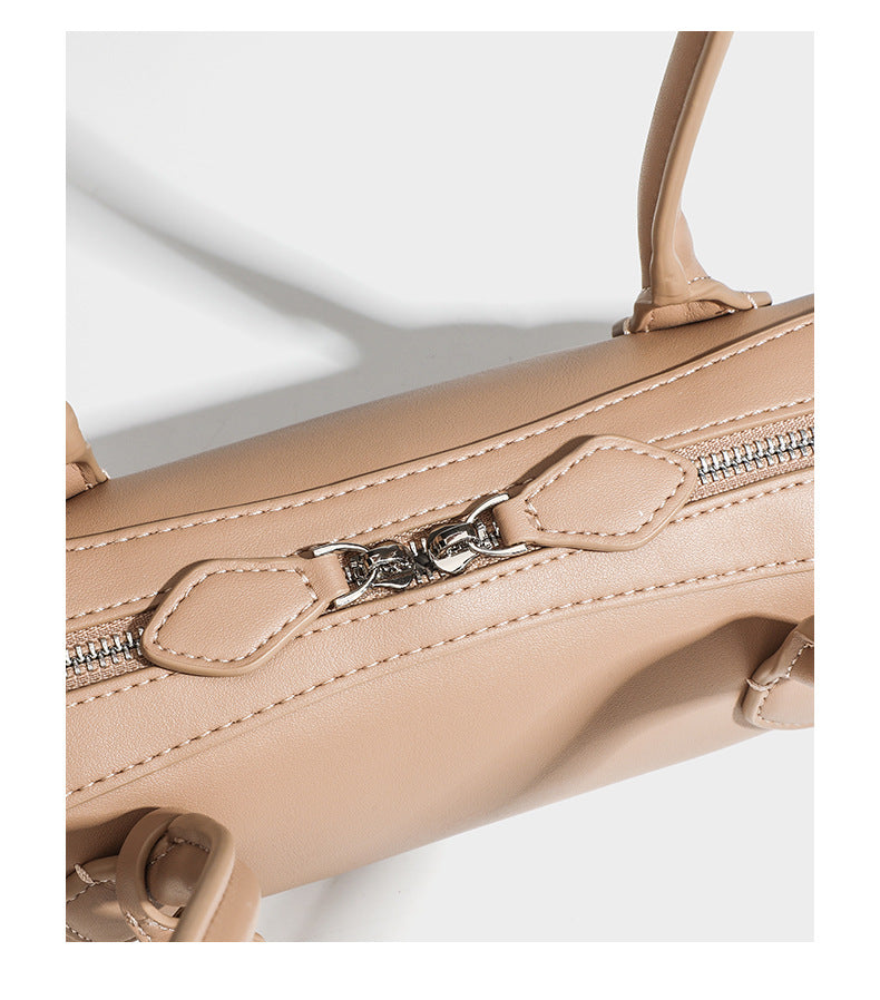 Strukturierte Baguette-Schultertasche mit glatter, matter Oberfläche in Lederoptik, zwei langen Riemen und Reißverschluss an der Oberseite, Detailansicht