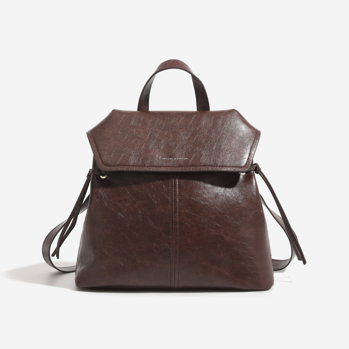 Strukturierte Rucksacktasche mit Überschlag in Used-Lederoptik, seitlichen Kordelzügen und silberfarbenen Beschlägen, Detailansicht