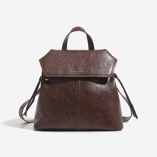 Strukturierte Rucksacktasche mit Überschlag in Used-Lederoptik, seitlichen Kordelzügen und silberfarbenen Beschlägen, Detailansicht