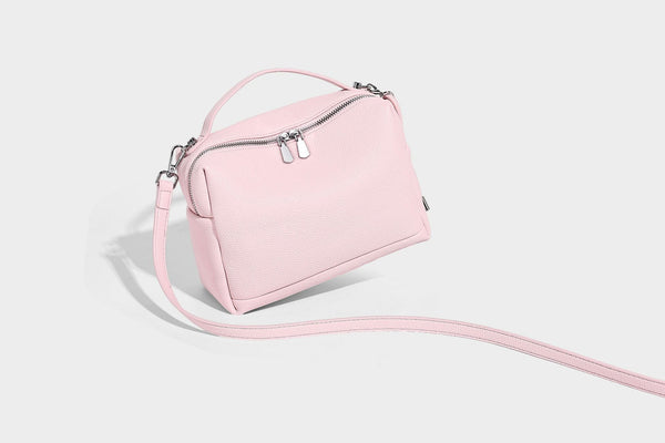 Kleine strukturierte Crossbody-Tasche mit Tragegriff aus genarbtem Material, Reißverschluss, silberfarbenen Beschlägen und optionalem Quastenanhänger