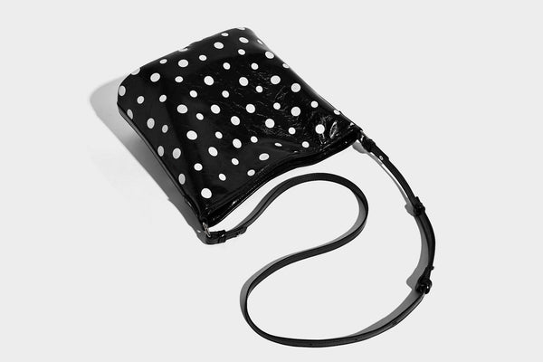 Glänzende Bucket-Bag mit schwarz-weißem Tupfenmuster, langem verstellbarem Riemen und Kordelzugverschluss, Detailansicht 21