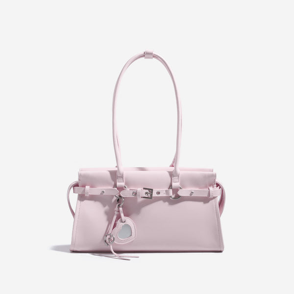 Strukturierte, glänzende trapezförmige Schultertasche mit zwei Henkeln oben, umlaufendem Riemen, silberfarbenem Verschluss und hängendem