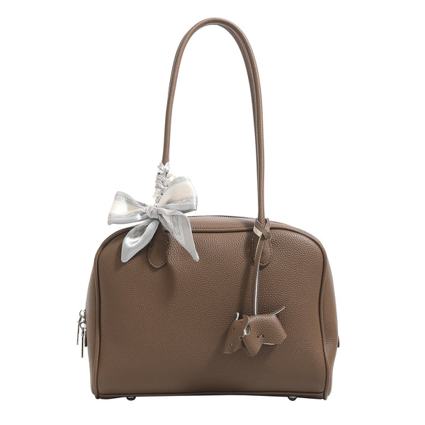 Strukturierte Boston-Tasche mit kurzem Henkel aus genarbtem lederähnlichem Material, Seidenschal-Bindung und Metallfüßchen, Detailansicht 5
