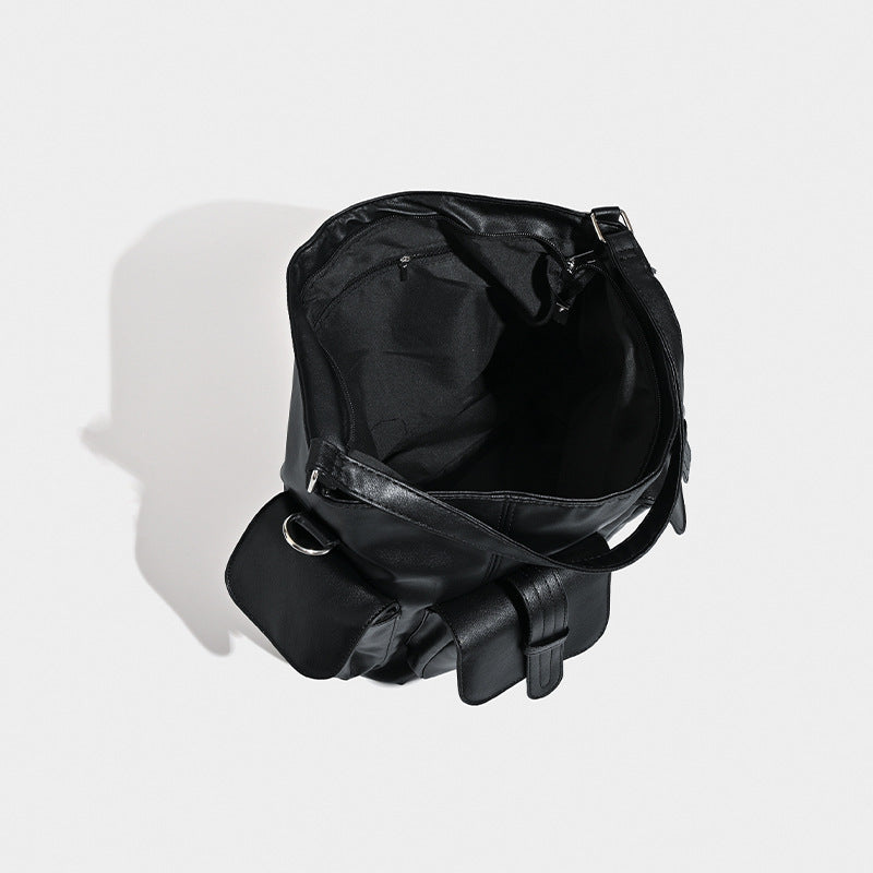 Große schwarze Hobo-Tasche in Lederoptik mit mehreren äußeren Vordertaschen, silberfarbenen Metalldetails sowie wandelbarem Schulter- und