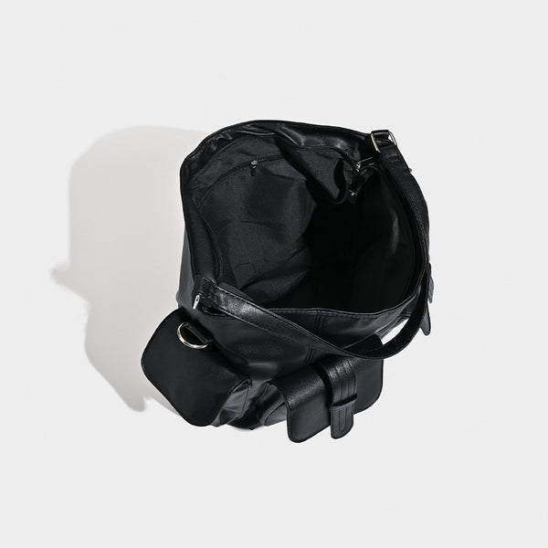 Große schwarze Hobo-Tasche in Lederoptik mit mehreren äußeren Vordertaschen, silberfarbenen Metalldetails sowie wandelbarem Schulter- und