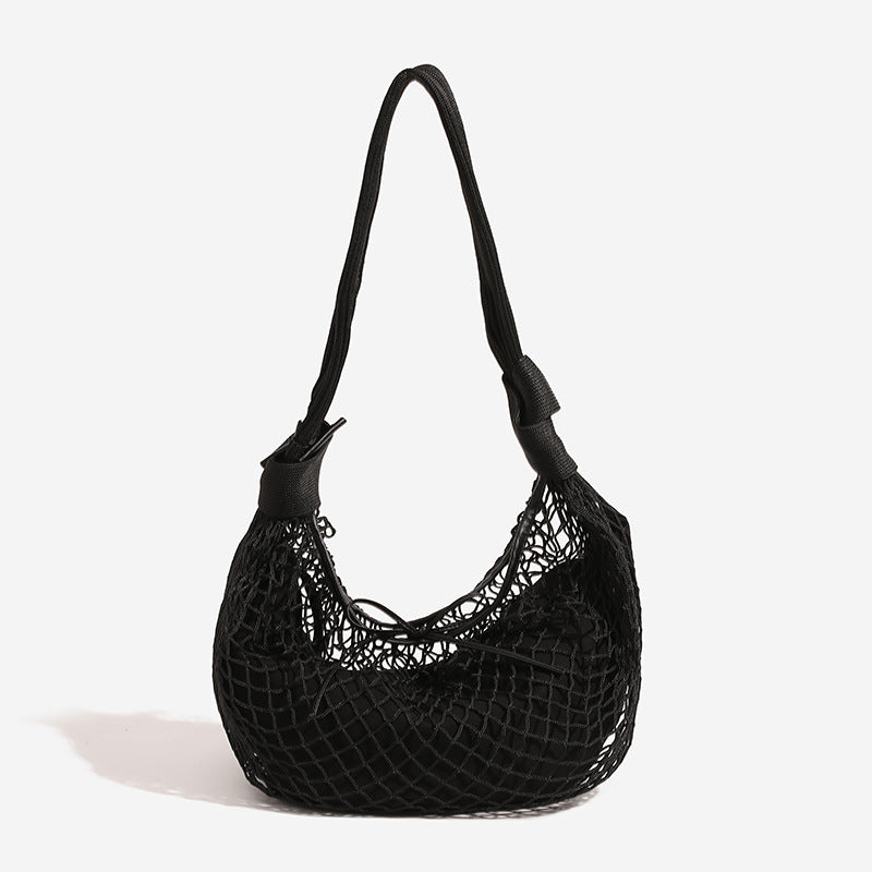 Weich fallende halbmondförmige Schultertasche aus gewebtem Mesh mit schwarzem Kordelzugverschluss und geripptem Strickriemen, Detailansicht 6