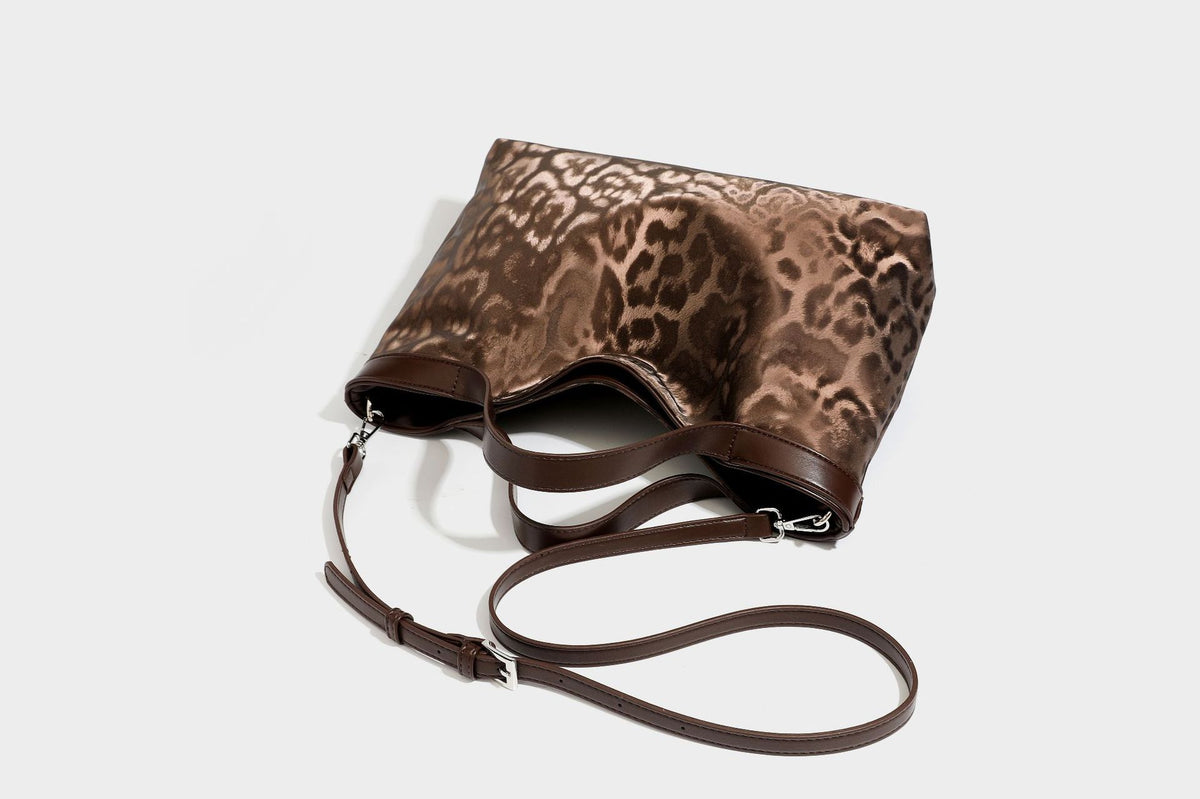 Glänzende Tote-Bag mit Leopardenmuster, dunkelbraunem Besatz in Lederoptik und zwei Tragegriffen, Detailansicht 29
