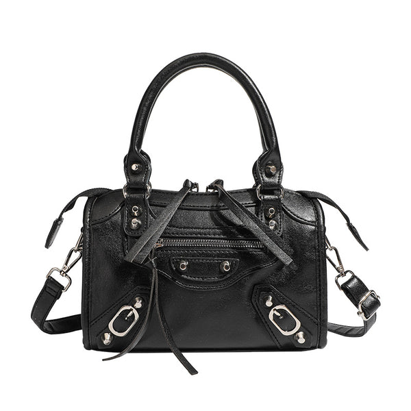 Mini-Henkeltasche mit formstabiler Silhouette, silberfarbenen Nietenbeschlägen, Reißverschlussfach vorne, zwei Tragegriffen und abnehmbarem Schulterriemen