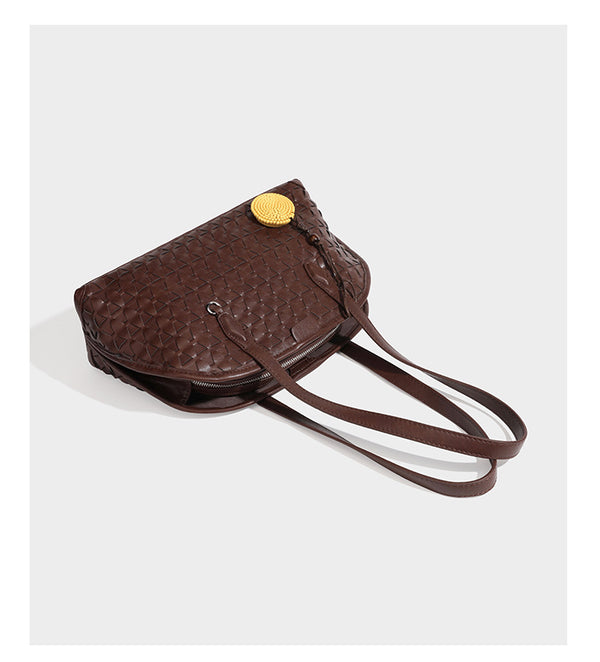 Strukturierte, kuppelförmige Schultertasche in Lederoptik mit geometrischer Webstruktur, langen Doppelriemen, Reißverschluss oben und runden