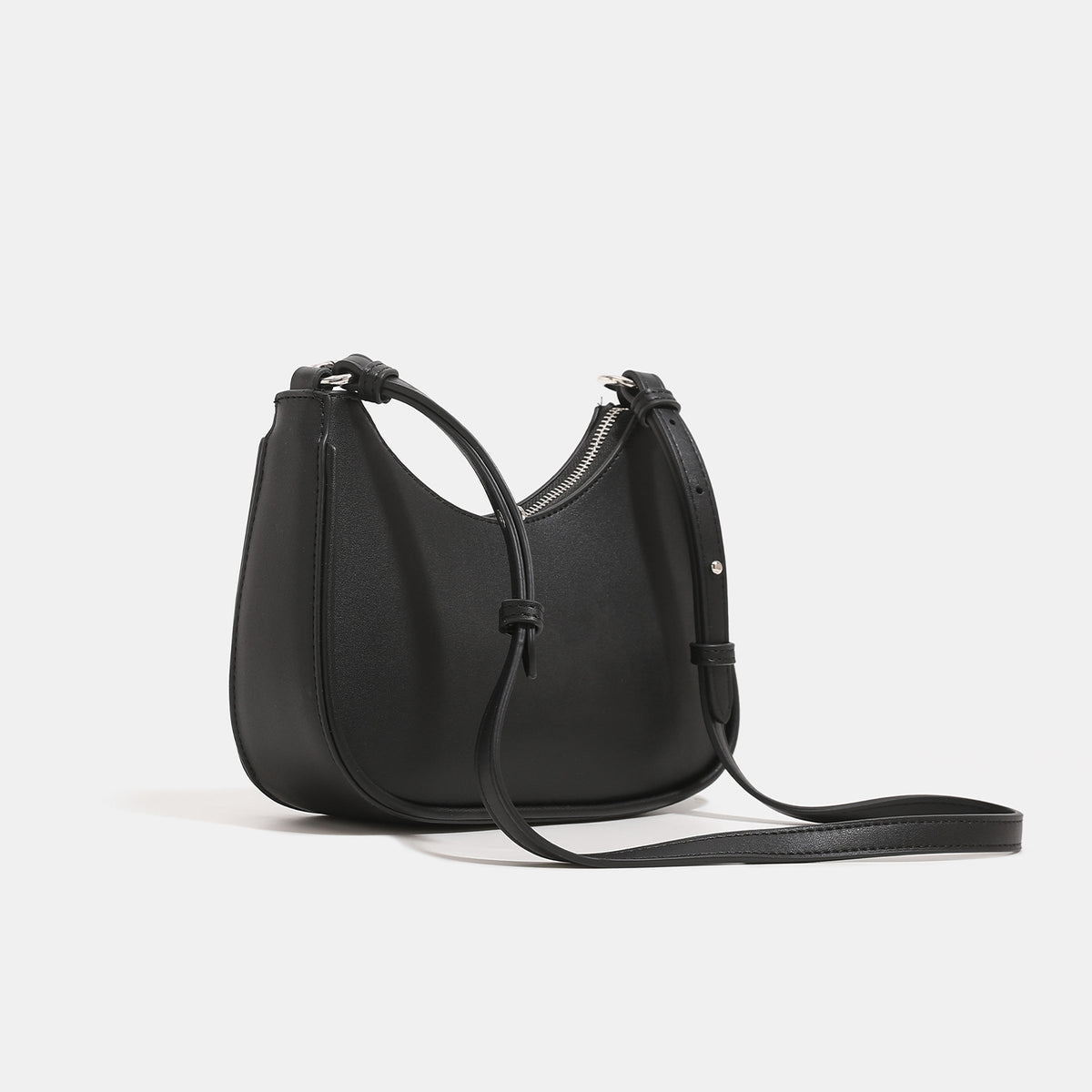 Mini-Schultertasche in Halbmondform mit verstellbarem Ketten- und Lederriemen und silberfarbenen Metalldetails, Detailansicht 2