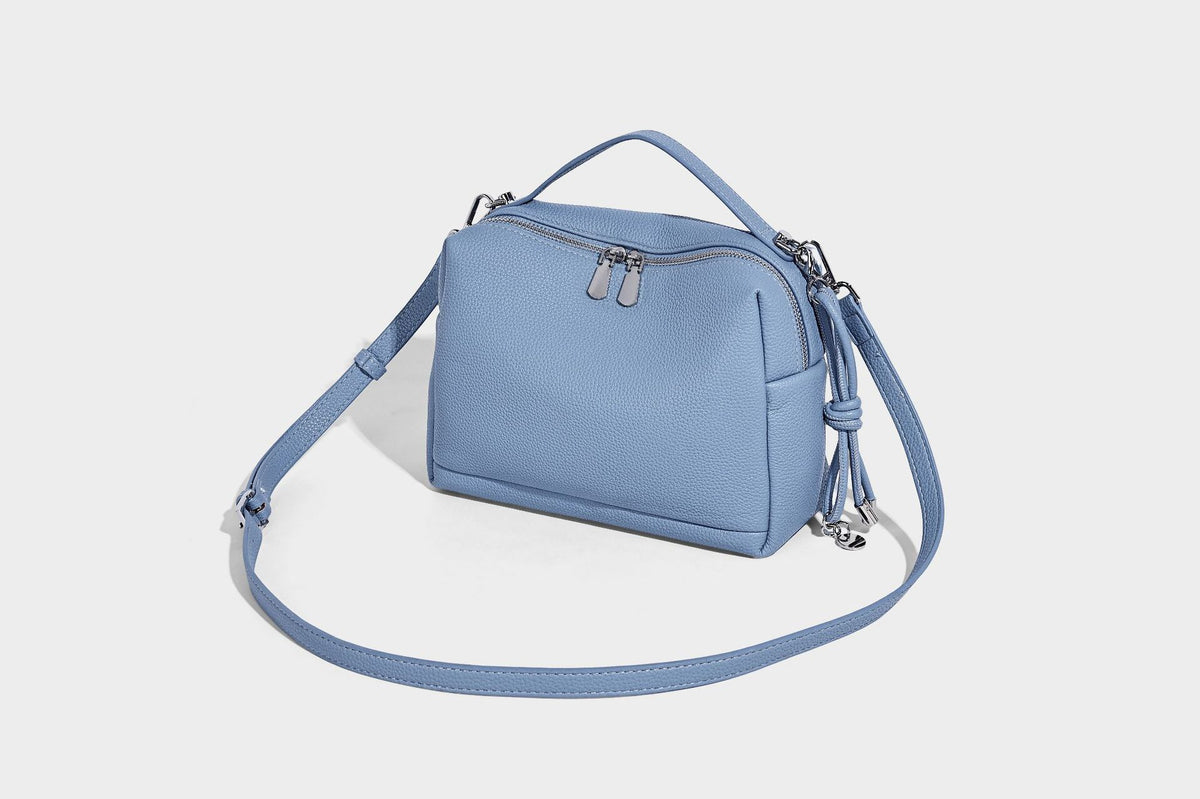 Kleine, strukturierte Crossbody-Tasche mit genarbter Oberfläche, Henkel, Reißverschluss, silberfarbener Hardware und optionalem Quastenanhänger